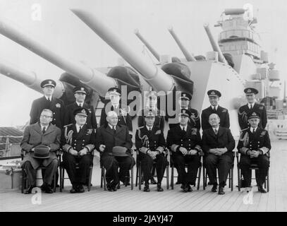 Der König an Bord des US-Kriegsschiffs: Erste Reihe l bis r: Minister John W. Kenney (Leiter der Mission für wirtschaftliche Zusammenarbeit): Erster Seegräber, Admiral der Flotte Lord Fraser; US-Botschafter Lewis Douglas; HM der König; Admiral Richard L. Conolly; erster Lord der Admiralität Viscount Hall; Admiral Algernon Willis, C in Portsmouth. Stehend l zu r: Capt. E. R. McLean, Kapitän des Columbus; Konteradmiral Belger, US Joint Planning Staff; Konteradmiral D.S. Cornwell, US Naval Attache, London; Generalmajor A.M. Harper, Joint Planning Staff; Konteradmiral G.R. Henderson, Stabschef von Admiral Conolly; Stockfoto