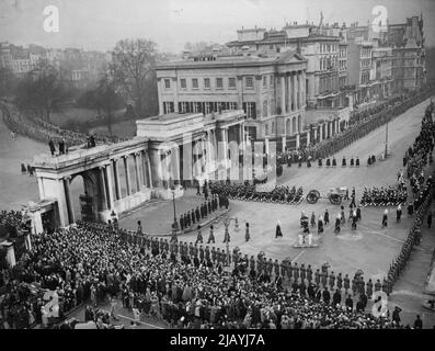 Londons Abschied von König George VI. - Die stille Menge, die den Trauerzug beim Betreten des East Carriage Drive an der Hyde Park Corner beobachtet. Der königliche Sarg, der von der Marine auf einem Gewehrwagen gezogen wurde, ist im Drive zu sehen. Das trauriges London verabschiedete sich heute (Freitag) von König George VI., als sein Leichenfalle von der Westminster Hall zur Paddinton Station überging, wo der Sarg für Windsor gefangen war. 15. Februar 1952. (Foto von Reuterphoto). Stockfoto