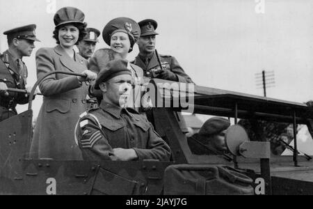 Prinzessin Elizabeth macht ihre erste Tour of Inspection in voller Länge - die Royal Party in einem Scout-Auto während ihrer Inspektion der Royal Artillery. Bei einer kürzlichen Truppeninspektion wurde der König von der Königin und Prinzessin Elisabeth begleitet, es war das erste Mal, dass die Prinzessin mit ihren Eltern eine Tour in voller Länge gemacht hatte. Zu den besuchten gehörten schottische Truppen und gepanzerte Infanterie. Der König und die Königin und die Prinzessin ritten in Jeeps Ihre majestäten waren an neuen Entwicklungen in der Kampforganisation des Royal Army Medical Corps interessiert. 01. April 1944. (Foto von einem offiziellen britischen Foto) Stockfoto