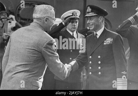 Präsident Truman, der vom König im Plymouth Sound empfangen wurde - seine Majestät schüttelt die Hände mit Präsident Truman, der den Kreuzer Augusta trägt. Präsident Truman, der nach der Potsdamer Konferenz nach England geflogen war, wurde vom König an Bord des Kampfkreuzers H.M.S. empfangen Bekannt im Plymouth Sound, bevor er mit dem amerikanischen Kreuzer Augusta in die Vereinigten Staaten segelte. Während seines Besuchs in England sah der Präsident die Barbican Stone and Mayflower Steps, wo die Pilgerväter 1620 nach Neuengland segelten. 02. August 1945. Stockfoto