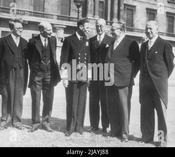 König spricht mit Kabinettsmitgliedern -- König George spricht mit fünf Mitgliedern des neuen britischen Arbeitskabinetts nach der staatlichen Eröffnung des Parlaments. Von links nach rechts Herbert Morrison, Lord President of the Council; Clement R. Attlee, Premierminister; King George, Arthur Greenwood, Lord Privy Seal, Ernest Bevin, Außenminister, und A.V. Alexander, erster herr der Admiralität. 24. August 1945. (Foto von AP Wirephoto). Stockfoto