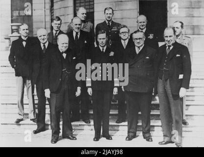 Die Szenen des Großen Tages im Buckingham Palace -- Foto zeigt den König mit Mitgliedern seines Kabinetts, die zeigen:- Sir Archibald Sinclair, Lord Woolton, Mr. Winston Church, H.M. der König, Sir Charles Portal, Herbert Morrison, Ernest Bevin, Admiral Cunningham, Sir John Anderson und Sir Alan Brooke vor dem Palast. 17. Dezember 1945. (Foto von L.N.A). Stockfoto