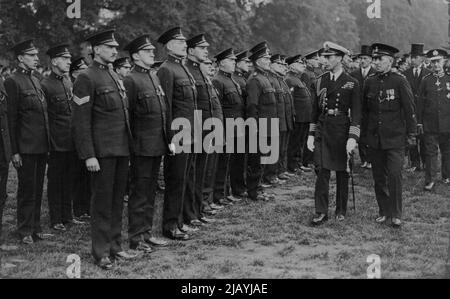 Duke of York Reviews Special Constables in Hyde Park Juni 1. 1930: H.R.H. der Duke of York inspizierte heute das Metropolitan Special Constabulary Reserve im Hyde Park und überreichte Medaillen und einen Challenge Cup. Das Bild zeigt den Herzog von York, der die R. Division inspiziert. 17. Juli 1930. (Foto von Central Press Foto) Stockfoto