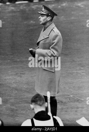 Waffenstillstandstag, 1937 König bei der Cenotaph-Zeremonie -- der König fotografierte heute Morgen während der Zeremonie im Cenotaph. König George VI. Nahm zum ersten Mal in seiner Regierungszeit am Gottesdienst des Gedenkens im Cenotaph, Whitehall, London, S.W., Teil, an dem heute der neunzehnte Jahrestag des Waffenstillstands begangen wurde. 11. November 1937. (Foto von Topical Press). Stockfoto