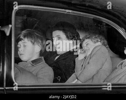 Königliche Kinder kehren zum Clarence House zurück -- Prinz Charles und Prinzessin Anne fotografierten, als sie heute Morgen nach ihrer morgendlichen Fahrt zum Clarence House zurückkehrten. 12. Februar 1954. (Foto von topic Press Agency Ltd.). Stockfoto