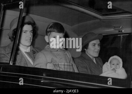 Babyprinz und Prinzessin fahren nach Sandringham -- Prinzen Charles und seine Schwester, Prinzessin Anne - Kinder von Prinzessin Elizabeth und dem Herzog von Edinburgh - mit dem Auto vom Clarence House, London, heute (Freitag) auf dem Weg nach Sandringham, wo sie Weihnachten mit dem König und der Königin verbringen werden. Das Baby Prinz und Prinzessin wurden als erste zum Buckingham Palace gehen, um sich dem König und der Königin anzuschließen. 22. Dezember 1950. (Foto von Reuterphoto). Stockfoto