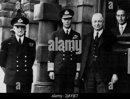 Der König trifft Mr. Alexander und Sir Dudley Pound bei der Admiralität - L zu R: Admiral Sir Dudley Pound, der König, Mr. A.V. Alexander und Sir Henry Markham (Sekretär der Admiralität). Nachdem er Churchill in Audienz im Buckingham Palace empfangen hatte, zitierte der König die Admiralität, wo er von Alexander, dem ersten Lord der Admiralität und Admiral der Flotte, und Sir Dudley Pound First Sea Lord empfangen wurde. Der König verbrachte einige Zeit im Kriegszimmer und hatte Tee mit Herrn Alexander. 23. September 1942. (Foto von Fox Photos). Stockfoto