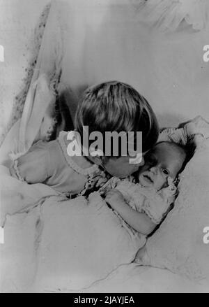 Das erste Foto, das von den beiden Kindern von Prinzessin Elizabeth und dem Herzog von Edinburgh aufgenommen wurde. In dieser entzückenden Studie von Cecil Beaton im Clarence House, London, sieht man Prinz Charles, der im November zwei Jahre alt sein wird, wie er sich hinbeugt, um das Gesicht seines Monats zu küssen - der alten Schwester Prinzessin Anne. Der offizielle Titel des neuen Babys ist Prinzessin Anne Elizabeth Alice Louise von Edinburgh. 15.Mai 1953. Stockfoto