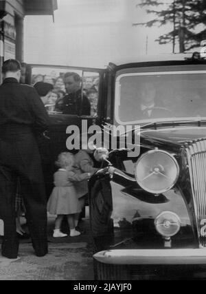 Die königliche Familie kommt in Schottland an -- der kleine Prinz Charles und Prinzessin Anne fotografierten kurz vor dem Einsteigen in das königliche Auto, gefolgt von der Königin bei ihrer Ankunft an der Ballater Station auf dem Weg zum Balmoral Castle. S.M. die Königin, Prinz Philip und ihre beiden Kinder Prinz Charles und Prinzessin Anne, kamen gestern in Balmoral Castle zu ihrem ersten Urlaub dort seit dem Beitritt der Königin. 28.Mai 1952. (Foto von Fox Photos). Stockfoto