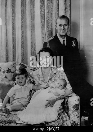 Die Familie der Prinzessin - Neues Bild -- Dieses Bild, das heute, am 9. Januar, aus dem Clarence House, London, veröffentlicht wurde, zeigt Prinzessin Elizabeth, den Herzog von Edinburgh und ihre Kinder, Prinz Charles und Prinzessin Anne, den Prinzen, der seine kleine Schwester erreicht, wurde am 14. November 1948 geboren: Die kleine Prinzessin wird am 15. Januar fünf Monate alt. Prinzessin Elizabeth, jetzt in Malta, wird am 20. Januar von Malta erwartet. Der Herzog von Edinburgh beherrscht die 1430 Tonnen schwere Fregatte-Elster. 30. Januar 1951. (Foto von United Press Photo). Stockfoto