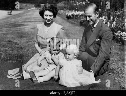 Eine junge königliche Familie zu Hause -- Diese Gruppe, von unserem Kameramann Stanley Devon, wurde auf dem Rasen in den Gärten des Clarence House, der Londoner Residenz des königlichen Paares, aufgenommen. Eines der am meisten beschäftigten und am härtesten arbeitenden jungen Paare der Welt sind Prinzessin Elizabeth und der Herzog von Edinburgh. Nach seiner Rückkehr vom 21.. Juli von den Marineaufgaben im Mittelmeer wurde der Herzog sofort in eine Runde offizieller Funktionen in Großbritannien gestürzt. Am 25. September wird das Königspaar dann zu einem Besuch nach Kanada aufbrechen, wo sie mehrere Wochen als Gast des Generalgouverneurs viscount Alexander verbringen werden. Als c Stockfoto