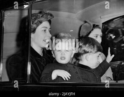 Die königliche Familie aus Schottland die Königin, Prinz Charles, Prinzessin Anne und Prinzessin Margaret fahren vom Bahnhof Euston, London, heute Morgen, 14. Oktober, nach ihrer Rückkehr aus dem Urlaub in Balmoral, Schottland. 14. Oktober 1952. (Foto von Associated Press Photo). Stockfoto