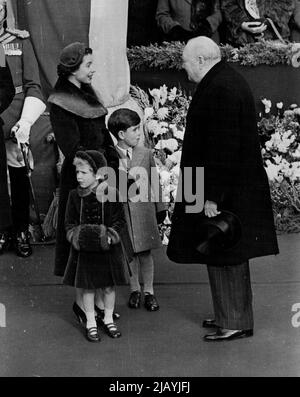 Die Königin kommt nach Hause die Königin chattet glücklich mit Sir Winston Churchill, während sie mit Prinz Charles und Prinzessin Anne auf die Ankunft der Königin-Mutter in Waterloo wartet. Königin Elizabeth die Mutter der Königin kam heute Nachmittag von Southampton nach ihrem Besuch in den Vereinigten Staaten und Kanada am Bahnhof Waterloo an. Sie wurde am Bahnhof von Königin Elizabeth, dem Herzog von Edinburgh, Prinz Charles und Prinzessin Anne empfangen, die sie zum Clarence House begleiteten. In strahlendem Sonnenschein fuhr die königliche Partei durch jubelnde Massen in einer Kutschenprozession, die von einer Eskorte des Souverän des Haushalts begleitet wurde Stockfoto