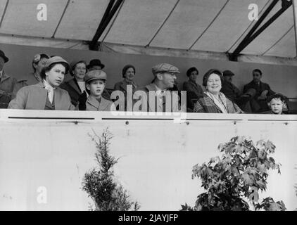 Die Königliche Familie Nimmt An Den European Horse Trials Im Windsor Great Park Teil. -- die Szene in der Royal Box, wie S.M. die Königin und Prinz Charles beide sehr interessiert an den Prozessen, mit S.M. die Königin Mutter und Prinzessin Anne sind auf der rechten Seite des Fotos zu sehen. Die Königin, der Herzog von Edinburgh, Prinzessin Margaret und andere Mitglieder der königlichen Familie sind unter den Zuschauern, die die European Horse Trials beobachten, die heute im Windsor Great Park eröffnet wurden. Zehn Nationen treten bei diesem Event an, das bis Samstag andauert. 17.Mai 1955. (Foto von Fox Photos). Stockfoto