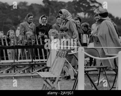 Royal Children Size Windsor Polo die Königin mit Kopftuch begleitet ihre beiden Kinder Prinz Charles und Prinzessin Anne zu den Tribünen für das Royal Windsor Polo Turnier. In dem der Herzog von Edinburgh heute (Dienstag) für die Mariners spielte. Nach den Mariners heute (Dienstag). 14. Juni 1955. (Foto von Reuterphoto). Stockfoto