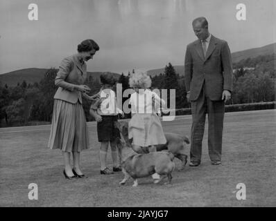 Dieses Embargo gilt für alle Länder Königliche Familie in Balmoral Königin Elizabeth und der Herzog von Edinburgh, mit ihren Kindern, Prinz Charles und Prinzessin Anne, spielen mit dem Corgi der Königin "Zucker" (Vordergrund) und dem Duke's "Süßigkeiten" während der Sommerferien der königlichen Familie in Balmoral Castle, Schottland. 26. September 1955. (Foto von Associated Press Photo). Stockfoto