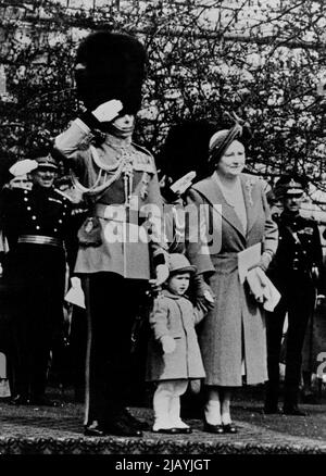 Der kleine Prinz Charles sieht, dass König den Wachen Farben überreicht – der König und die Königin, während Prinz Charles nach der heutigen Zeremonie im vergangenen märz den Gruß überreicht. Der kleine Prinz Charles begleitete den König und die Königin, als der König den 1. und 2. Bataillonen der Coldstream Guards auf dem königlichen Golfplatz Windsor Castle heute (Dienstag) neue Farben präsentierte. Die Zeremonie fand auf dem Fairway statt, weil das Schlossquadrangle, wo solche Zeremonien normalerweise stattfinden, für die beiden Bataillone zu klein war. 03. April 1951. (Foto von Fox Photos). Stockfoto