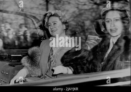 Prinzessin Margaret Kehrt Von Der West Indies Tour Zurück. Queen Elizabeth, die Königin Mutter, mit Prinzessin Margaret, als sie vom Flughafen London nach Clearance House zurückfuhren. H.M. die Königin mit dem Herzog von Edinburgh und anderen Mitgliedern der königlichen Familie waren am Londoner Flughafen, um Prinzessin Margaret bei ihrer Rückkehr von ihrer Reise durch die Westindischen Inseln zu begrüßen. 03. März 1955. (Foto von Sport & General Press Agency Limited.) Stockfoto