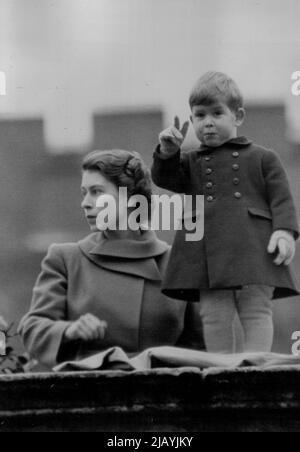 Prinz Charles - mit Mutter - Uhren Königin Juliana Fahrt nach Guildhall : Prinzessin Elizabeth hält ihren zwei Jahre alten Sohn, Prinz Charles, während sie die Prozession von einer Wand am Clarence House beobachten. Königin Juliana und Prinz Bernhard der Niederlande wurden heute, begleitet von einem Sovereign's Escort der Household Cavalry, vom Buckingham Palace nach Guildhall gebracht, wo der Oberbürgermeister, Alderman Denys Lowson, und die Corporation of the City of London eine Rede hielten. Im Guildhall trafen der Herzog und die Herzogin von Gloucester die königlichen Besucher, die vom Oberbürgermeister unterhalten wurden Stockfoto