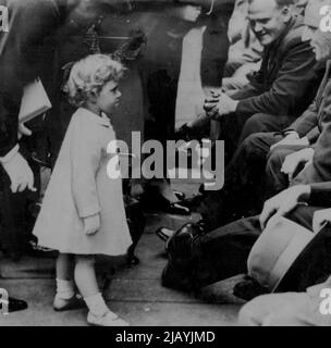 Noch nicht drei: Im Gespräch mit behinderten Ex-Soldaten auf einer Benefizausstellung zeigt Prinzessin Margaret Haltung, Selbstvertrauen, charakteristisch für die britische Königsfamilie. 17. September 1950. (Foto von Associated Press). Stockfoto