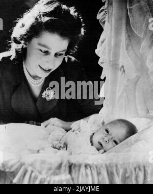Prinzessin Elizabeth und ihr Sohn : Prinzessin Elizabeth mit ihrem kleinen Sohn, Prinz Charles Philip Arthur George, jetzt fünf Wochen alt, dessen Vater der Herzog von Edinburgh ist, zusammen gesehen in diesem charmanten Foto von Herrn Cecil Beaton, im Buckingham Palace, London. Das königliche Baby wird als Prinz Charles von Edinburgh bekannt sein. 21. Dezember 1948. Stockfoto