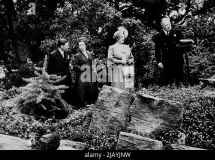 Königliche Besuche der Chelsea Flower Show. Die Königin Mutter und Prinzessin Margaret bewundern heute einen der Steingärten auf der Chelsea Flower Show. S.M. die Königin Mutter, begleitet von T.R.H. Prinzessin Margaret und die Herzogin von Kent besuchten heute die Chelsea Flower Show im Gelände des Royal Hospital (Chelsea). Die Show öffnet morgen für die breite Öffentlichkeit. 19.Mai 1953. (Foto von Fox Photos Ltd.). Stockfoto