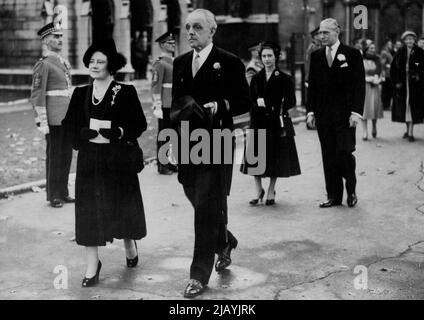 Königliche Gäste bei der Hochzeit von St. Margaret -- Königin Elizabeth, die Königin Mutter, geht mit dem Earl of Airlie, während Prinzessin Margaret mit dem Vater der Braut nach der Hochzeit von Lord Ogilvy und der 19-jährigen amerikanischen Erbin Miss Virginia Ryan in St. Margaret's, Westminster, zurückgeht. Lord Ogilvy ist der 26-jährige Erbe des Earl of Airlie. 23. Oktober 1952. Stockfoto