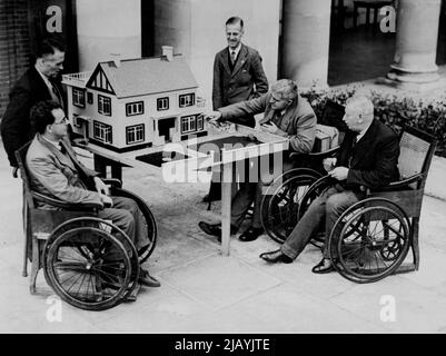 Modernes Puppenhaus für die Prinzessin von einem behinderten Soldaten - Mr. Ben Johnson (zweiter von rechts), der eines der winzigen Fenster seines Puppenhauses für die Inspektion anderer behinderter Soldaten in ihrem Richmond-Haus öffnete. Ein wunderschönes Puppenhaus, eingerichtet und in modernem Stil eingerichtet, wurde von Mr. Ben Johnson, einem ehemaligen Dienstmann im Star- und Strumpfhaus für behinderte Soldaten hier, gebaut und soll Prinzessin Margaret Rose, der jüngeren Tochter des Herzogs und der Herzogin von York, überreicht werden. Es hat neun Monate gedauert und ist mit einer Sonnenterrasse, einer arbeitssparenden Küche, Kindergärten, einem ausgestattet Stockfoto