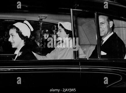 Königliche Familie auf nach Balmoral – die Königin, der Herzog von Edinburgh und Prinzessin Margaret verlassen den Buckningham Palace heute Abend mit dem Auto auf dem Weg zum Bahnhof Euston und Balmoral. Die Königin, der Herzog von Edinburgh, der Herzog von Cornivall, Prinzessin Anne und Prinzessin Margaret verließen London an diesem Abend für Balmoral. 07. August 1952. (Foto von Paul Popper, Paul Popper Ltd.). Stockfoto