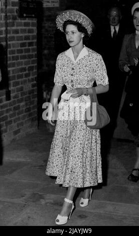 Prinzessin Margaret geht nach Glyndebourne - S.R.H. Prinzessin Margaret, in einem himmelblauen zweiteiligen Outfit mit Halo-Hut, kommt heute Nachmittag im Glyndebourne Opera House an. Ihre Königliche Hoheit Prinzessin Margaret besuchte heute (Mittwoch) das Eröffnungskonzert eines viertägigen Festivals für Mozart-Musik unter der Leitung von Sir Thomas Beecham. 14. Juli 1948. Stockfoto