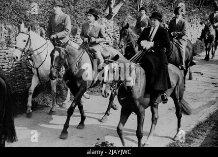 Prinzessin Margaret geht auf die Jagd -- Prinzessin Margaret, 18-jährige jüngere Tochter ihrer Majestäten König George und Königin Elizabeth, ging auf die Jagd, es wird zum ersten Mal angenommen, als sie das Treffen der Hunde des Herzogs von Beaufort in Tresham, Gloucestershire besuchte. Auf diesem Bild sieht man Prinzessin Margaret (Mitte) beim Treffen mit der Herzogin von Beaufort (rechts). 30. März 1949. (Foto von Reuterphoto). Stockfoto