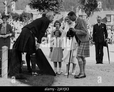 Königliche Hoheit im Ballater - Lord Aberdeen, das der Königin und dem König ein Bild von der Ankunft der Königin Victoria in Aberdeen im Jahr 1842 präsentiert. Die Prinzessin sind auch im Bild zu sehen. Der König und die Königin brachen gestern ihre Reise von Aberdeen nach Balmoral in Ballater ab, als der König eine Ehrenwache des Bataillons der Seaforth Highlanders von 2. inspizierte. Ihre Majestäten wurden von Prinzessin Elizabeth und Prinzessin Margaret Rose begleitet. 05. August 1938. (Foto von Topical Press). Stockfoto