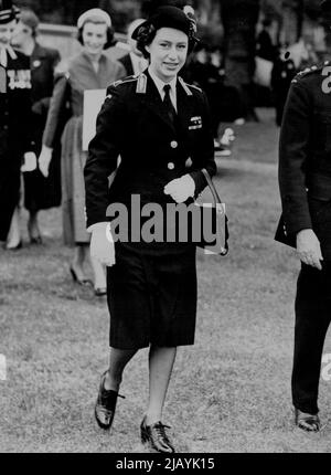 Princess Reviews Cadets -- Prinzessin Margaret in der Uniform von Oberkommandanten-, Ambulanz- und Krankenpflegekadetten, die heute Nachmittag im Hyde Park gesehen wurden, als sie 8.000 Kadetten der St. John Ambulance Brigade erhielt, die aus allen Teilen Englands angereist waren. Ihr Alter lag zwischen 11 und 21 Jahren. Cadet Review. Prinzessin Margaret trug die Uniform eines Oberkommandanten für Krankenwagen- und Krankenpflegekadetten, als sie kürzlich 8000 St. John-Krankenwagen-Brückenkadetten im Hyde Park begutachtete. Die Kadetten, zwischen 11 und 21 Jahre alt, reisten aus allen Teilen Englands. 24. Juli 1954. (Foto von Daily Mail Contract Picture). Stockfoto