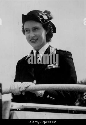 Inspiziert von ihrem Kommandanten, der Prinzessin -- Prinzessin Margaret, die die Uniform des Kommandanten-in-Chief trägt, St. John Ambulance Bridge Cadets, steht in einem Jeep, während sie die 3.000 Kadetten inspiziert, die aus allen Teilen der Welt gekommen waren, um an dieser Rallye auf dem Worcester-Rennkurs teilzunehmen. Die Prinzessin überreichte auch Galanterie-Auszeichnungen. 26. Juli 1952. (Foto von Plant News Ltd.). Stockfoto