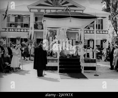 Prinzessin Margaret sitzt auf dias in Nassau, Bahamas, 26. Februar, während sie der Begrüßungsrede auf der Insel zuhört, dem letzten Halt auf ihrer Tour durch Britisch-Westindien. Neben ihr sitzt der Earl of Ranfurly, der Gouverneur der Bahamas. 28. Februar 1955. (Foto von Associated Press Photo). Stockfoto