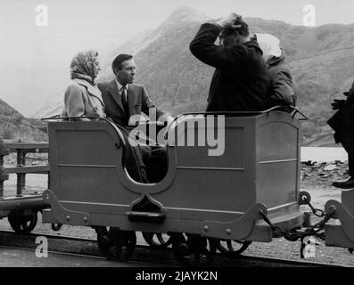 Prinzessin Margaret besucht die Berge und atmet die Luft von Hilside. Prinzessin Margaret und Lord Snowdon besuchten gestern einen Schiefersteinbruch hoch oben in den Elidyr Mountains, Wales. Sie fahren mit der Miniatureisenbahn, die die gleichen Busse hat, die auch Königin Victoria benutzt hat, als sie dort hinging. 18.Mai 1952. (Foto von Paul Popper, Paul Popper Ltd.) Stockfoto