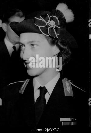 Prinzessin ist Oberbefehlshaber -- die Prinzessin, die ihre neue Uniform trägt, wird bei ihrer Ankunft in der Central Hall in Nahaufnahme abgebildet. Prinzessin Margaret, die ihren ersten öffentlichen Auftritt in der Uniform des Oberkommandanten der St. John Ambulance Cadets machte, besuchte heute am 22. Oktober die Central Hall in Westminster, London, als sie Wettkämpfe beobachtete und Kadetten aus dem ganzen Land ansprach. Der private Schneider der Prinzessin Maß sie für die Uniform. Es besteht aus einem schwarzen Mantel und Rock in mittlerer Wadenlänge - mit weißen Paspeln an den Schultersternen und weißen Handschuhen. Auf ihrem Kopf trägt sie einen schwarzen tric Stockfoto