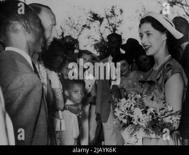 Prinzessin Margaret auf Barbados -- Prinzessin Margaret im Gespräch mit einem der Standbesitzer, als sie während ihres Aufenthalts auf der Insel die Barbados Industries and Trade Fair besuchte. Prinzessin Margaret setzt ihre Karibikreise fort und ist nun in Antigua angekommen, der sechsten Insel, die sie auf ihrer bisherigen Tournee besucht hat. 15. Februar 1955. (Foto von Paul Popper, Paul Popper Ltd.). Stockfoto