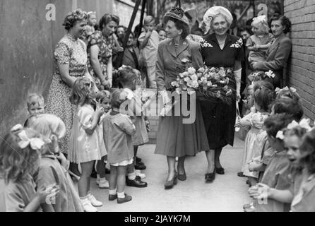 Herzogin von Gloucester eröffnet die Nursery School in North London - die Herzogin von Gloucester kommt an, um die Kindergartenschule zu eröffnen, mit kleinen Kleinkindern, die darauf warten, sie zu begrüßen. Die Herzogin von Gloucester eröffnete heute (Mittwoch) die North Islington Nursery School, Tollington Park, Stroud Green, London., die erste ihrer Art, die seit dem Krieg gebaut wurde. Es steht auf dem Gelände eines, das 1940 durch eine Bombe zerstört wurde. Die Schule hat bereits 30 Kinder aufgenommen, und es stehen noch 56 weitere auf der Warteliste. 06. Juli 1949. Stockfoto