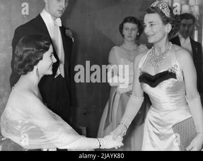 Herzogin nimmt an Snow Ball Teil -- Patricia Barry stottet der Herzogin von Gloucester. Die Herzogin von Gloucester nahm an dem Snow Ball Teil, der dem United Appeal for the Blind und der British Empire Society for the Blind, die gestern Abend im Dorchester Hotel, London, stattfand, beistand. 16. Dezember 1954. (Foto von Evening Standard Picture) Stockfoto