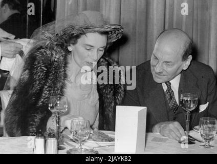 Mittagessen im Australia Club im Dorchester Hotel: Herzogin von Gloucester im Gespräch mit dem britischen Premierminister Hon, Clement Attlee, beim Mittagessen im Australia Club im Dorchester Hotel London. 08.Mai 1947. Stockfoto