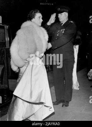 Royal Guest kommt zu Einer Party -- die Herzogin von Gloucester, in einem apricotisch gefärbten Kleid, kommt zu Christie's das Abendessen, das von Christie's den Kunsthändlern gegeben wurde, war, um die Wiedereröffnung ihres alten Hauses in der King Street, St. James's, London zu feiern. 04. November 1953. (Foto von Evening Standard Picture) Stockfoto