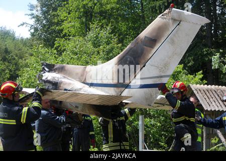 Brocanac, Kroatien. 1.. Juni 2022. (220601) -- BROCANAC (KROATIEN), 1. Juni 2022 (Xinhua) -- Feuerwehrleute entfernen am 1. Juni 2022 die Trümmer eines kleinen abgestürzten Flugzeugs in der Nähe von Brocanac, Zentralkroatien. Das Flugzeug stürzte vor drei Tagen in einer bergigen Gegend ab und sein Wrack wurde im Weiler Brocanac gefunden. (Kristina Stedul Fabac/PIXSELL via Xinhua) Quelle: Xinhua/Alamy Live News Stockfoto