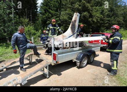 Brocanac, Kroatien. 1.. Juni 2022. (220601) -- BROCANAC (KROATIEN), 1. Juni 2022 (Xinhua) -- Feuerwehrleute entfernen am 1. Juni 2022 die Trümmer eines kleinen abgestürzten Flugzeugs in der Nähe von Brocanac, Zentralkroatien. Das Flugzeug stürzte vor drei Tagen in einer bergigen Gegend ab und sein Wrack wurde im Weiler Brocanac gefunden. (Kristina Stedul Fabac/PIXSELL via Xinhua) Quelle: Xinhua/Alamy Live News Stockfoto