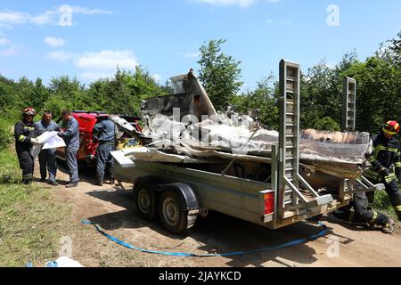 Brocanac, Kroatien. 1.. Juni 2022. (220601) -- BROCANAC (KROATIEN), 1. Juni 2022 (Xinhua) -- Feuerwehrleute entfernen am 1. Juni 2022 die Trümmer eines kleinen abgestürzten Flugzeugs in der Nähe von Brocanac, Zentralkroatien. Das Flugzeug stürzte vor drei Tagen in einer bergigen Gegend ab und sein Wrack wurde im Weiler Brocanac gefunden. (Kristina Stedul Fabac/PIXSELL via Xinhua) Quelle: Xinhua/Alamy Live News Stockfoto