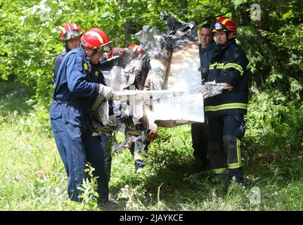 Brocanac, Kroatien. 1.. Juni 2022. (220601) -- BROCANAC (KROATIEN), 1. Juni 2022 (Xinhua) -- Feuerwehrleute entfernen am 1. Juni 2022 die Trümmer eines kleinen abgestürzten Flugzeugs in der Nähe von Brocanac, Zentralkroatien. Das Flugzeug stürzte vor drei Tagen in einer bergigen Gegend ab und sein Wrack wurde im Weiler Brocanac gefunden. (Kristina Stedul Fabac/PIXSELL via Xinhua) Quelle: Xinhua/Alamy Live News Stockfoto