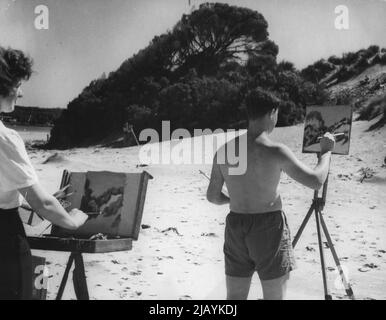 Getting a Early Summer Tan David Williams aus Hawthorn, Melbourne, malt in Shorts. David, der ein MarineGunner war, macht kommerzielle Kunst. Linke Landstudentin Loraine Broomfield aus Glengarry, Gippsland, Süd-Victoria, der in Melbourne Ourne an den College-Kursen teilnimmt. 22. November 1947. (Foto von Edmond Russel). Stockfoto