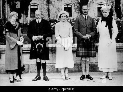 Offizielles Bild, das im Balmoral Castle aufgenommen wurde -- (von links nach rechts) die Herzogin von Buccleuch und Queensberry; seine Majestät der König; Lady Alice Montagu-Douglas-Scott; der Herzog von Gloucester und die Königin - ein offizielles Bild, das gestern, 01. September, im Balmoral Castle aufgenommen wurde. Der Herzog von Gloucester und seine Verlobte Lady Alice Montagu-Douglas-Scott, Tochter des Herzogs und Herzogin von Buccleuch und Queensberry, ist mit ihrer Verlobung mit dem Herzog von Gloucester zur meistdiskutierten Dame in England geworden. 25. September 1935. (Foto von Associated Press Photo) Stockfoto