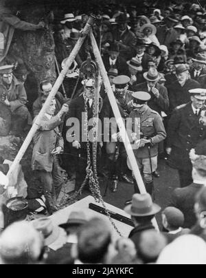 S.R.H. Prince of Wales widmet den Grundstein am Hang des Capital Hill, wo ein permanentes Parlamentsgebäude errichtet wird, Juni 1920. 11. Dezember 1953. (Foto von Australian Official Photograph). Stockfoto