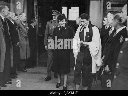 Herzog und Herzogin von Gloucester beim Anzac Day Service in London -- der Herzog und die Herzogin von Gloucester verließ die St. Martins-in-the-Fields Church nach dem Gottesdienst. Die Herzogin trägt schwarz in Trauer um den verstorbenen König Christian von Dänemark. Der Herzog von Glocester (bis vor kurzem Generalgouverneur von Australien) und die Herzogin gehörten zu jenen, die beim jährlichen Anzac Day-Gedenkgottesdienst in der Church of St. Martin-in-the-Fields Trafalgar Square in London an die Toten zweier Weltkriege in Australien und Neuseeland erinnerten. 25. April 1947. Stockfoto